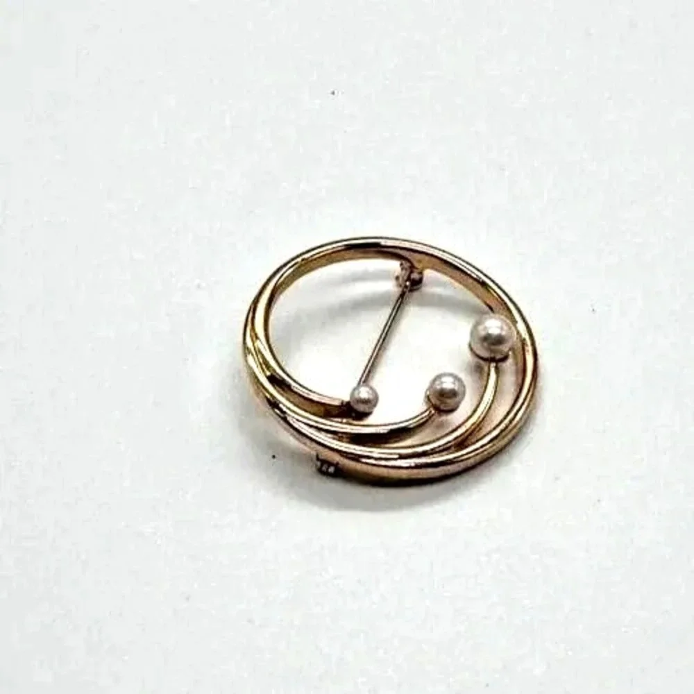 Vintage Monet Gold Tone Circle Brooch Pin Faux Pearl Modernist Design‎ Jewelry